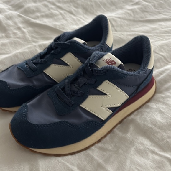 New Balance Classic Navy Kids Sneakers - Picture 3 of 7